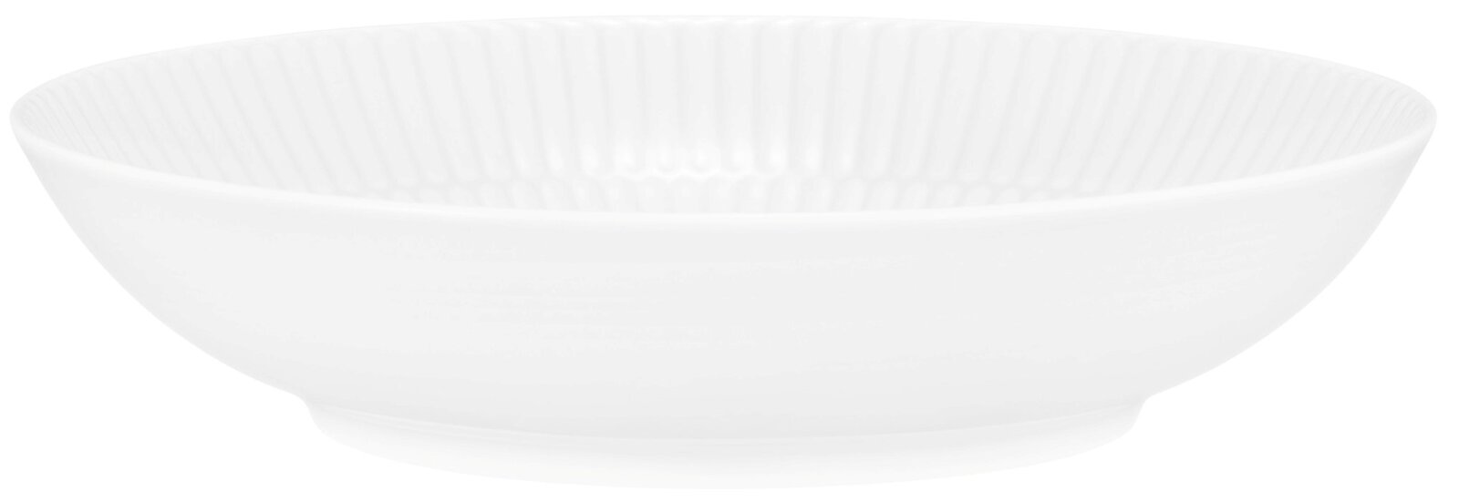 Weißer, runder Suppenteller mit geriffeltem Rand, seitliche Perspektive