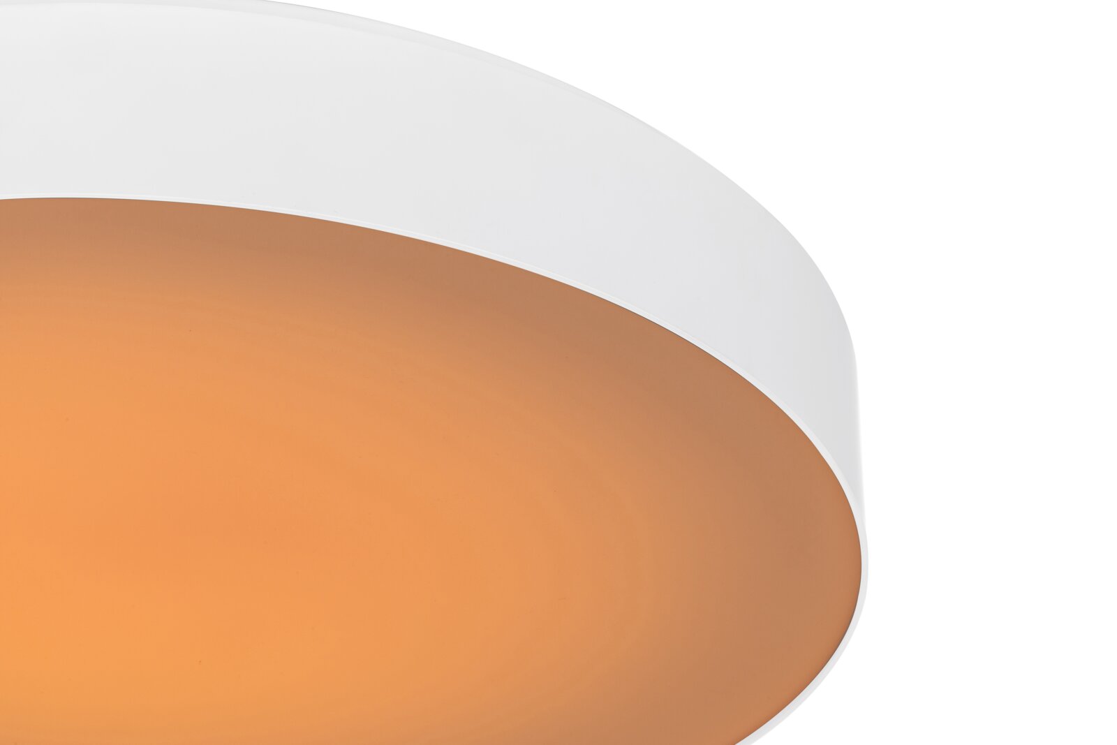 Close-up schuin zijaanzicht van een moderne witte plafondlamp met warme amberkleurige diffuser en zachte lichtgloed