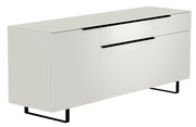 Modernes weißes TV-Lowboard mit schwarzen Griffen und Metallbeinen, seitliche Perspektive