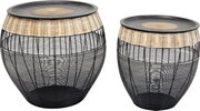Zwei moderne Beistelltische aus schwarzem Metall und hellem Rattan, seitliche Perspektive.