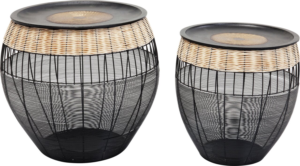 Zwei moderne Beistelltische aus schwarzem Metall und hellem Rattan, seitliche Perspektive.