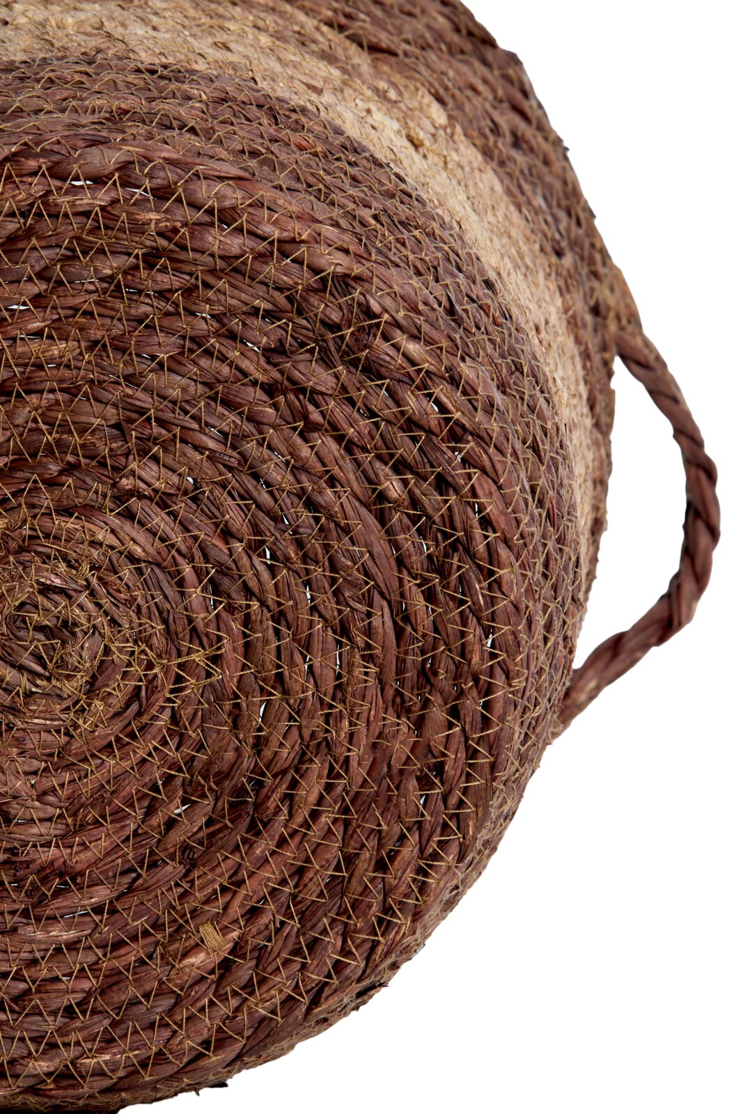 Nahaufnahme eines handgewebten Korbs aus Naturmaterialien mit seitlichem Griff, von unten betrachtet.