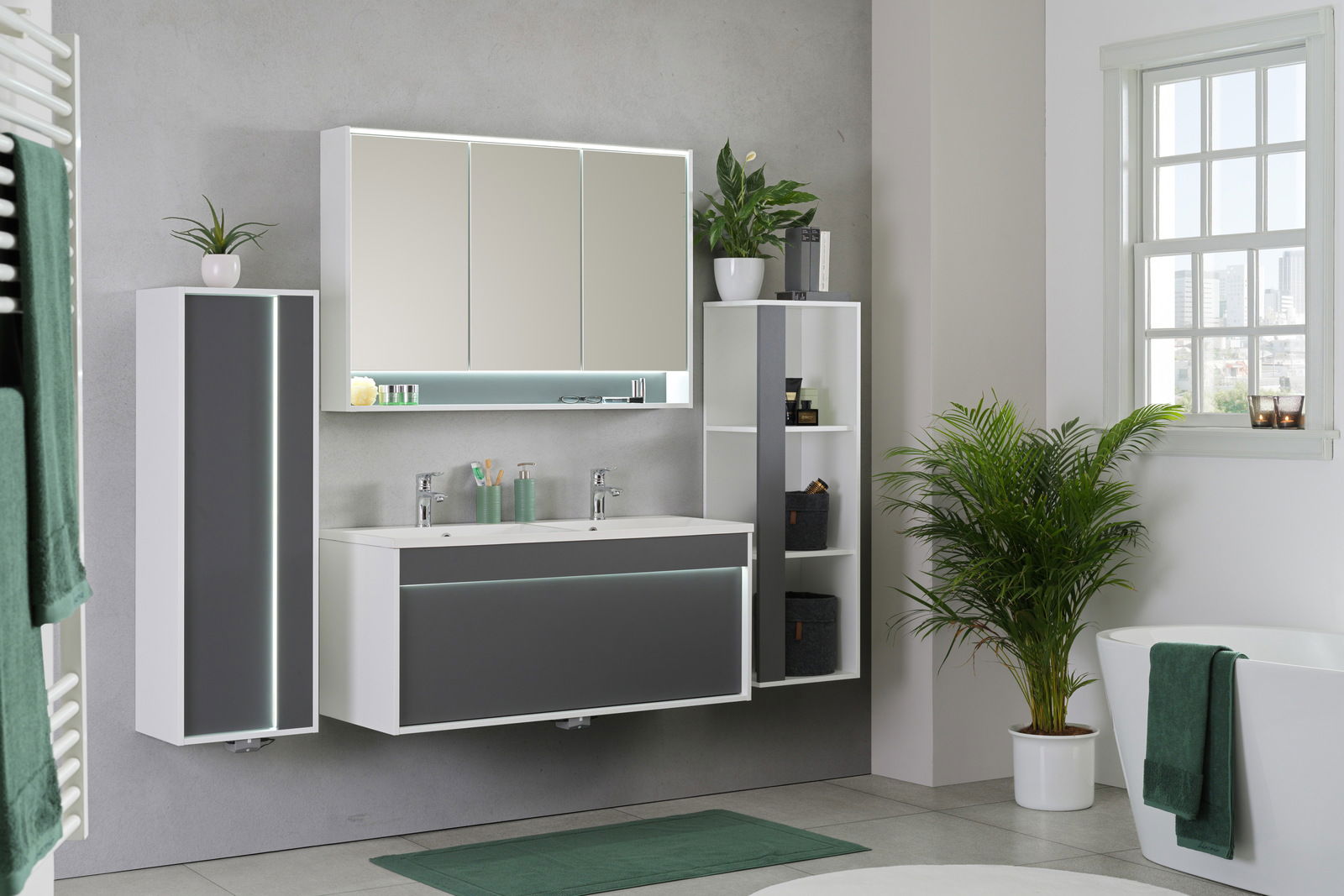 Voleo Regal FREYA Modernes Badezimmer mit grauem und weißem Regal, Pflanzen und Badewanne, seitliche Perspektive