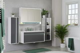 Modernes Badezimmer mit grauem und weißem Regal, Pflanzen und Badewanne, seitliche Perspektive