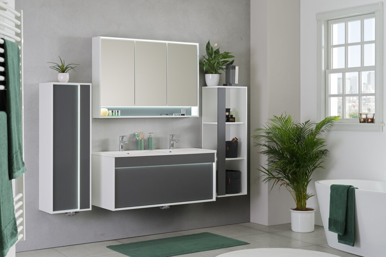 Modernes Badezimmer mit grauem und weißem Regal, Pflanzen und Badewanne, seitliche Perspektive