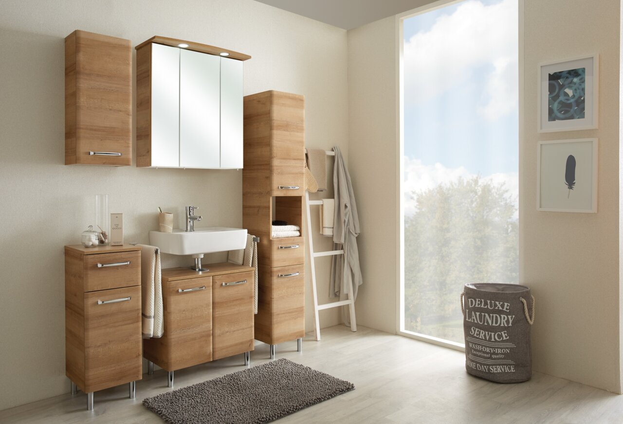 XORA Onderkast QS318 Moderner Badezimmer-Unterschrank aus Holz mit Waschbecken, frontal betrachtet, umgeben von weiteren passenden Schränken und Accessoires.