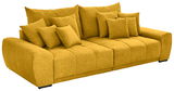 Großes, senfgelbes Sofa mit mehreren Kissen, seitliche Perspektive