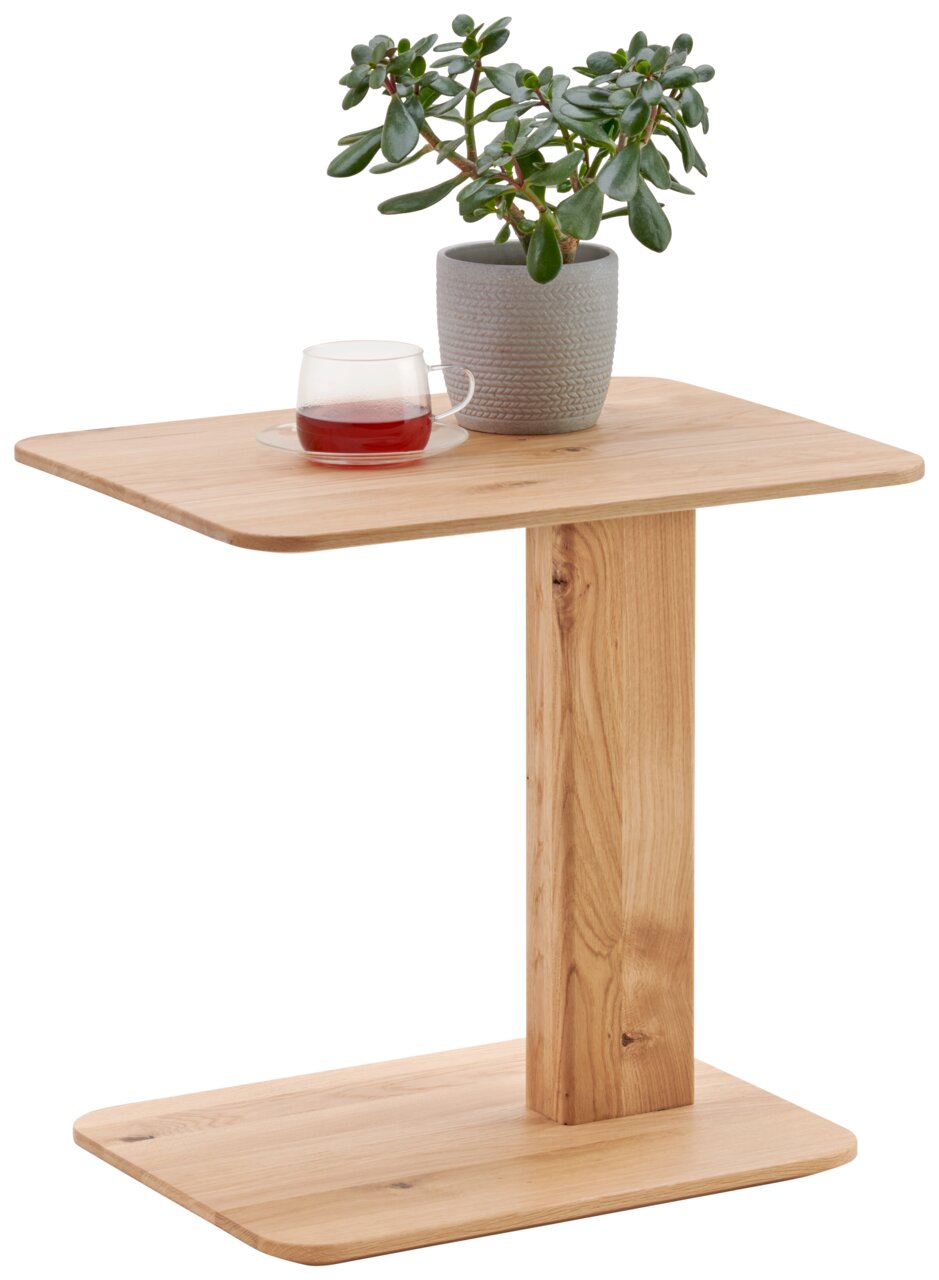 Moderner Beistelltisch aus Holz mit einer Pflanze und einer Tasse Tee darauf, seitliche Perspektive