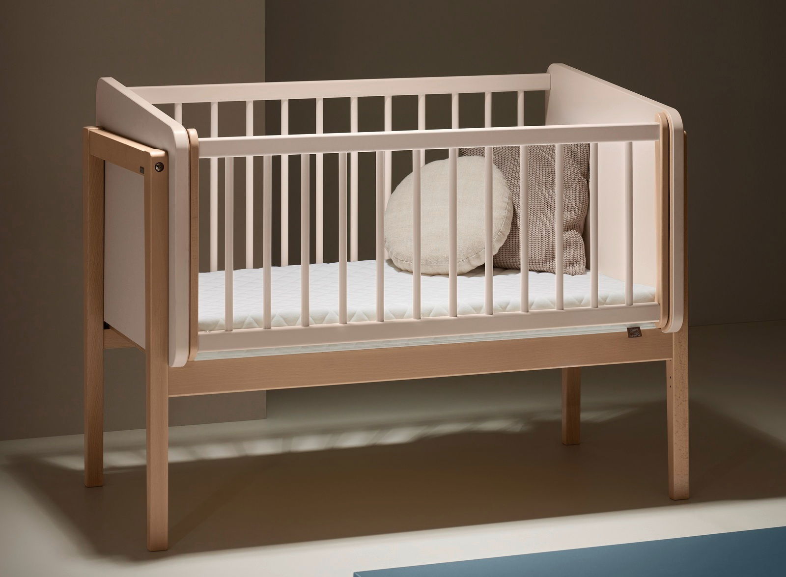 Anstellbett aus Holz mit Gitterstäben, seitliche Perspektive