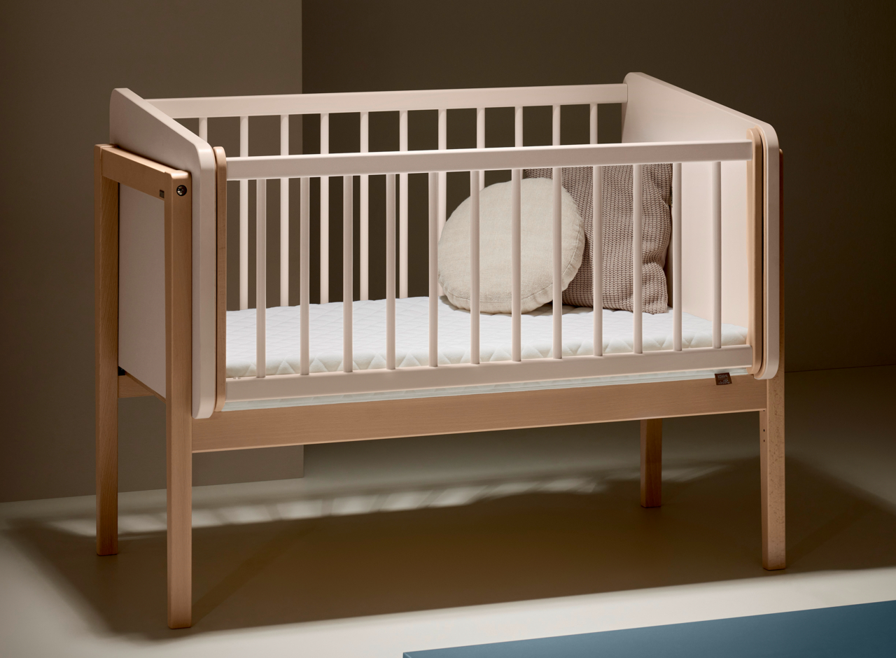 Anstellbett aus Holz mit Gitterstäben, seitliche Perspektive