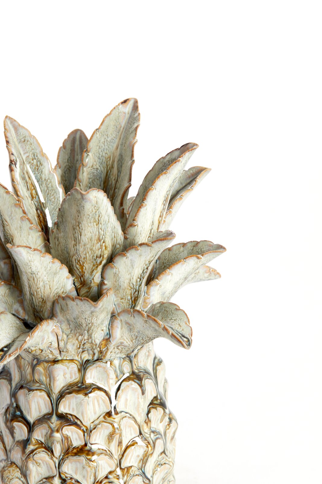 Light&Living Ornament NANASI 21,5cm Nahaufnahme eines kunstvollen Keramik-Ornaments in Form einer Ananas, mit detaillierten Blättern und strukturierter Oberfläche, seitliche Perspektive.