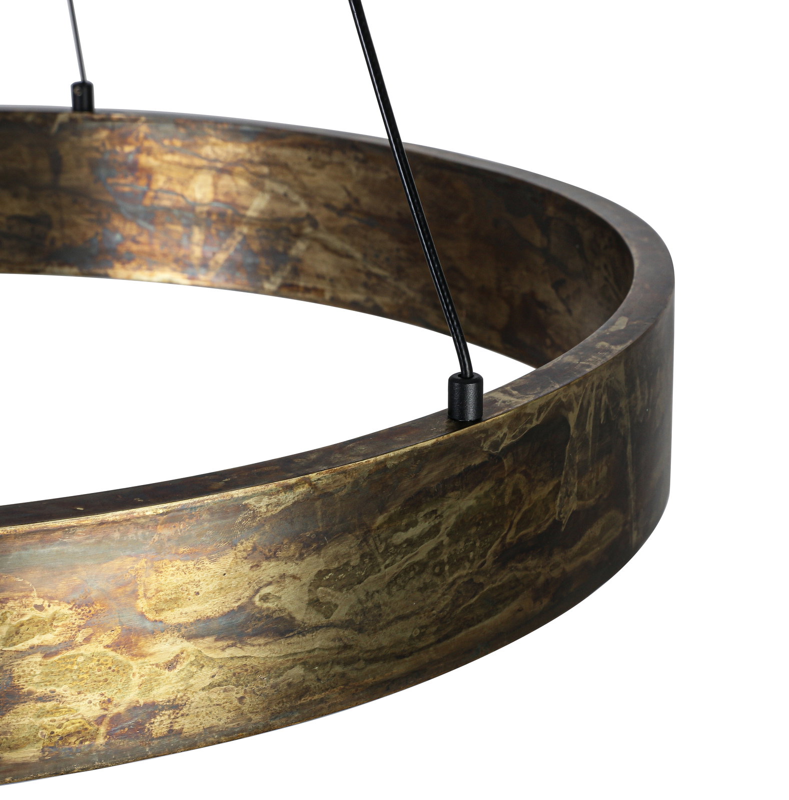 Nahaufnahme einer LED-Hängeleuchte mit einem ringförmigen, metallischen Rahmen in antiker Optik, von unten betrachtet.