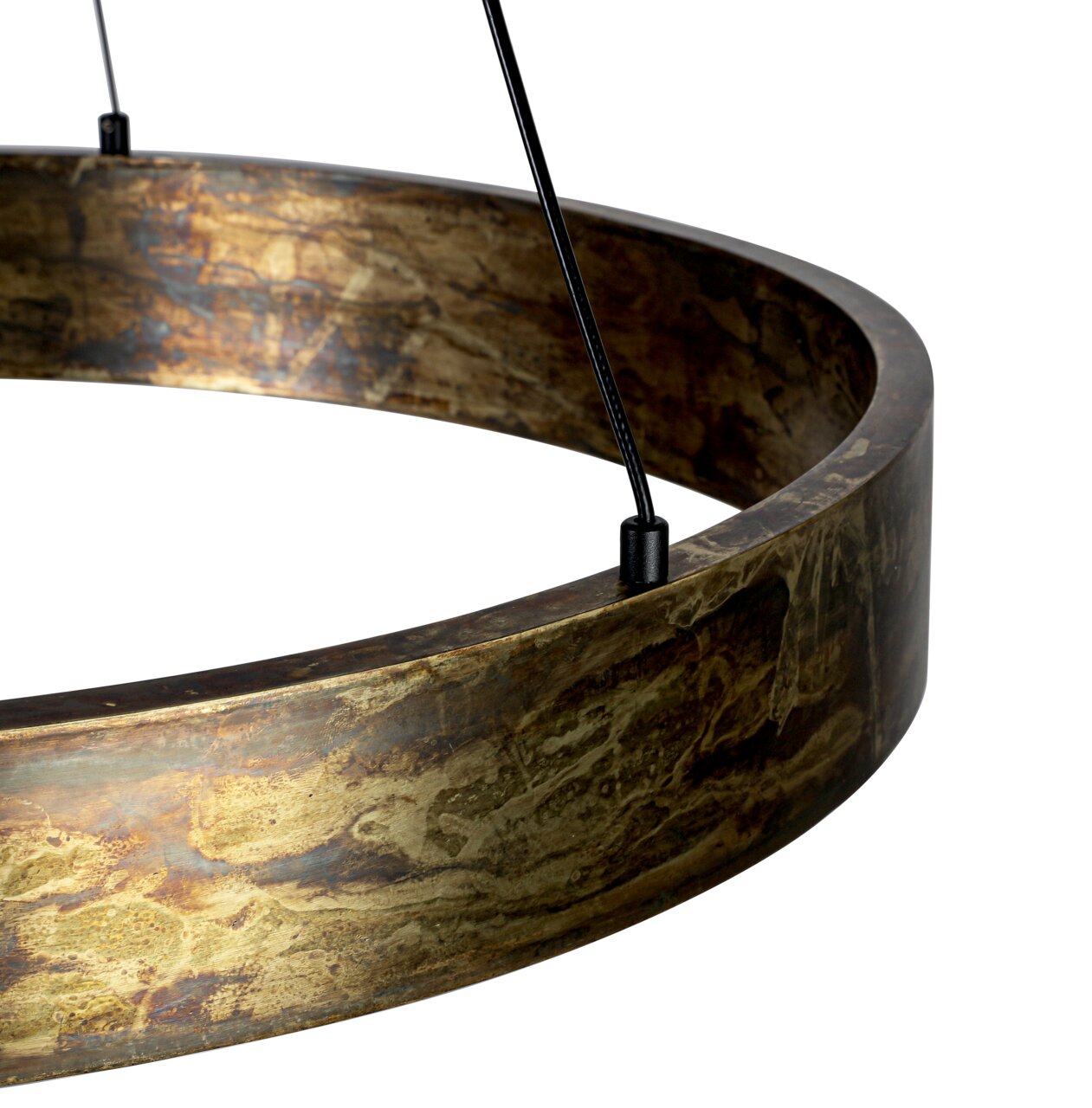 Close-up van een LED-hanglamp met een ringvormig, metalen frame in antieke stijl, gezien van onderaf.