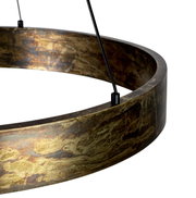 Close-up van een LED-hanglamp met een ringvormig, metalen frame in antieke stijl, gezien van onderaf.