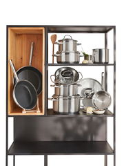 Topfset Elegance 10-tlg. aus Edelstahl, bestehend aus mehreren Töpfen und Pfannen, präsentiert in einem Regal aus der Frontalperspektive.