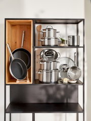 Topfset Elegance 10-tlg. aus Edelstahl, bestehend aus mehreren Töpfen und Pfannen, präsentiert in einem Regal aus der Frontalperspektive.