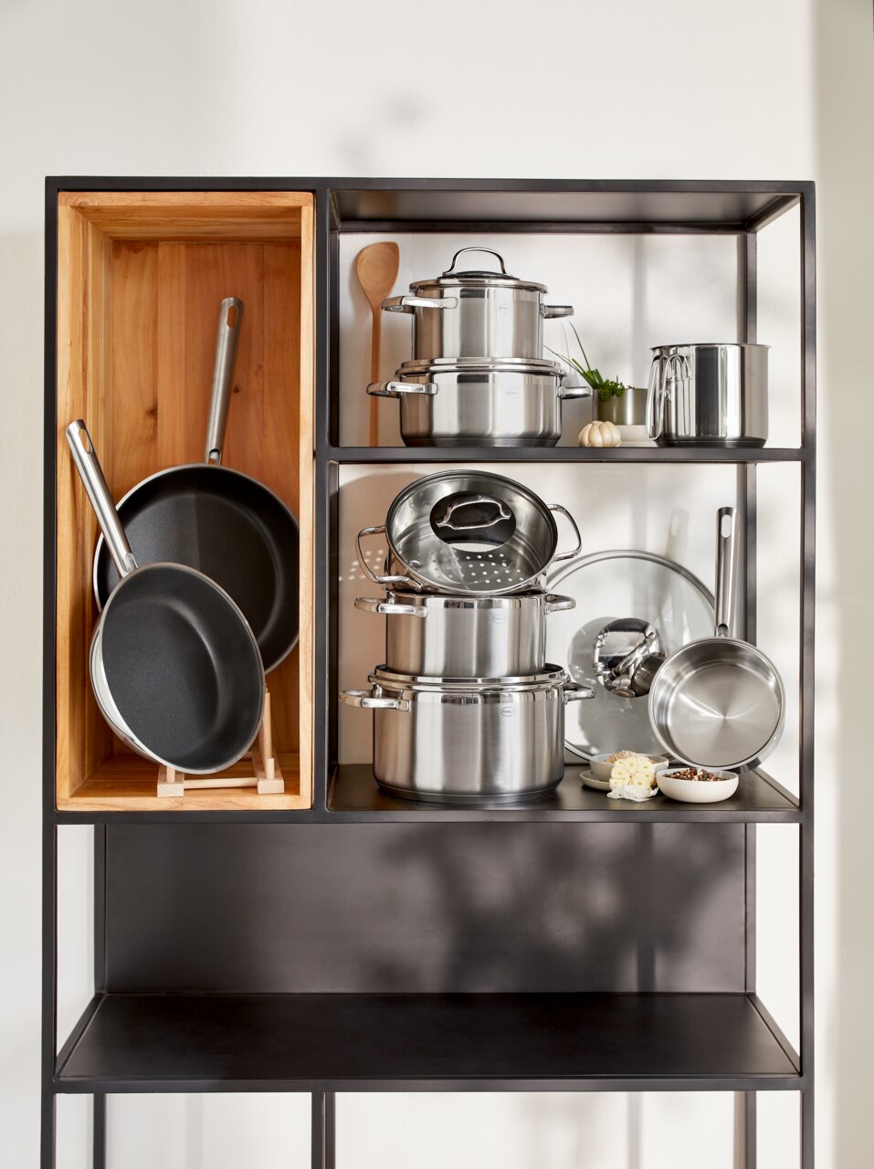 Topfset Elegance 10-tlg. aus Edelstahl, bestehend aus mehreren Töpfen und Pfannen, präsentiert in einem Regal aus der Frontalperspektive.