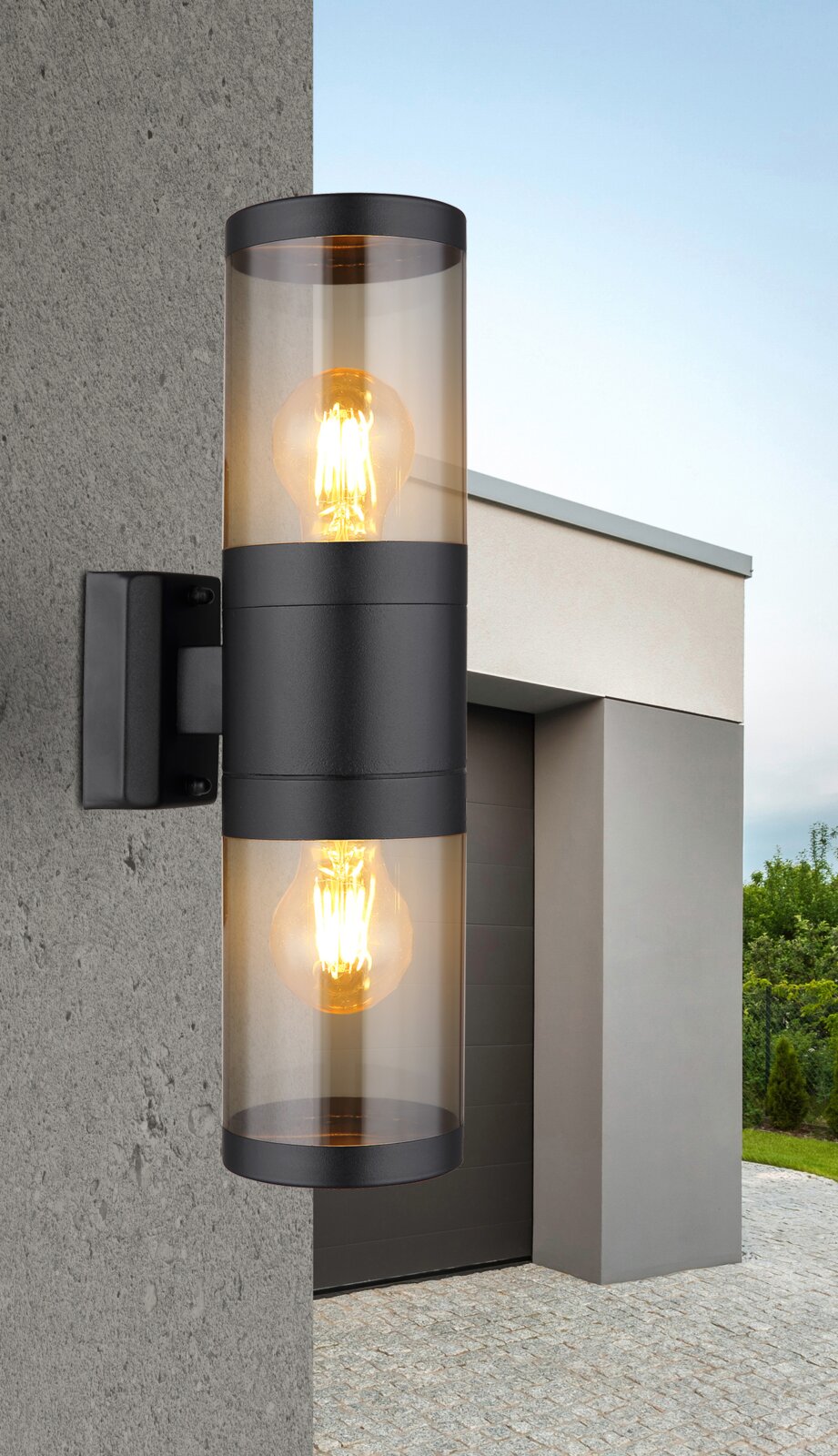 Globo Lighting Außenleuchte XELOO Moderne Außenleuchte mit zylindrischem Design, an einer Wand montiert, mit warmem Lichtschein, seitliche Perspektive.