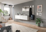 Moderner Flur mit hängendem weißen Paneel-Set, Spiegel, Garderobe und Dekorationen, seitliche Perspektive