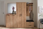 Flur mit Garderobenschrank aus Holz, Spiegel, Sitzkissen und Hakenleiste, seitliche Perspektive
