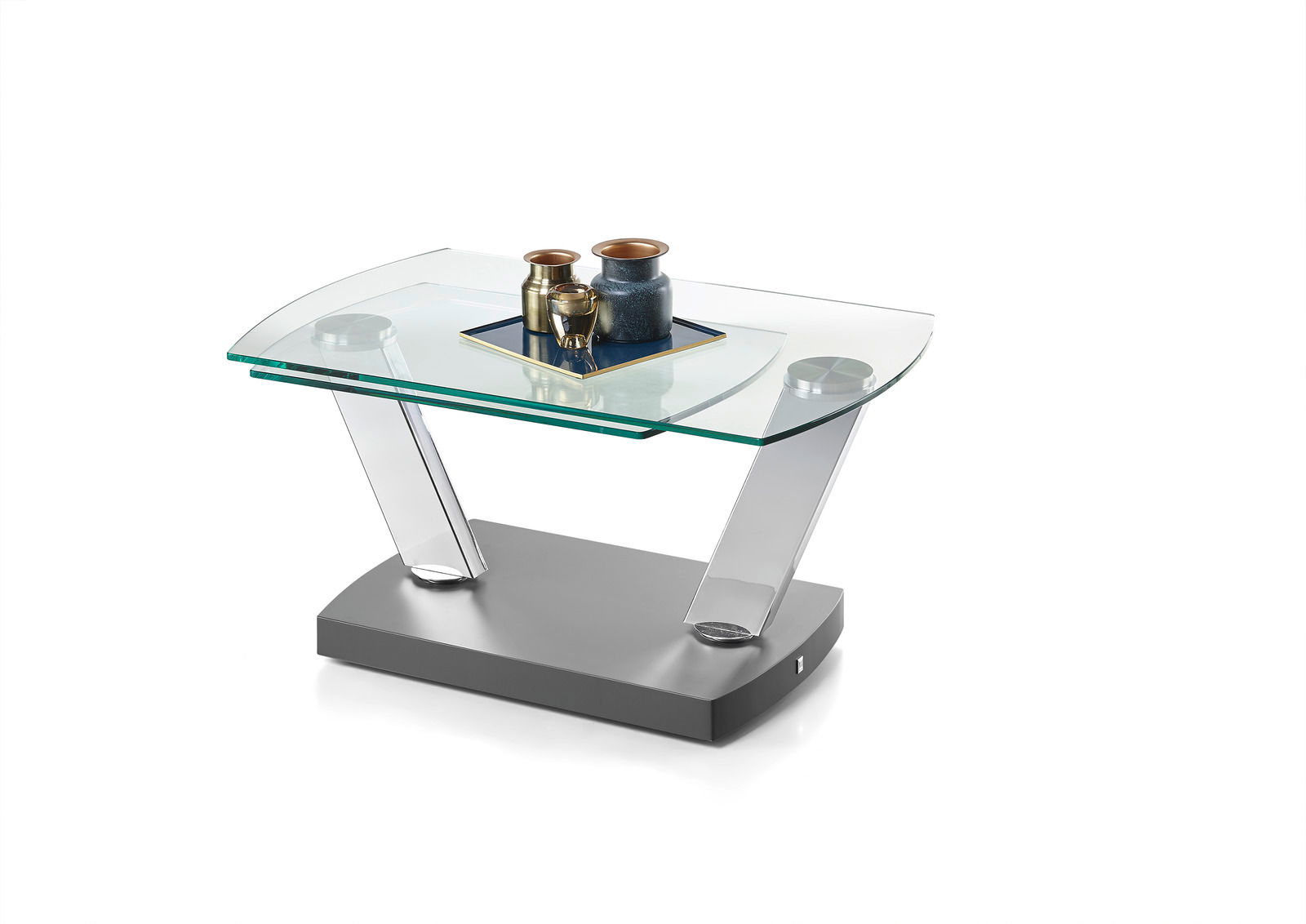 Moderner Couchtisch mit Glasplatte und schrägen Metallbeinen, seitliche Perspektive