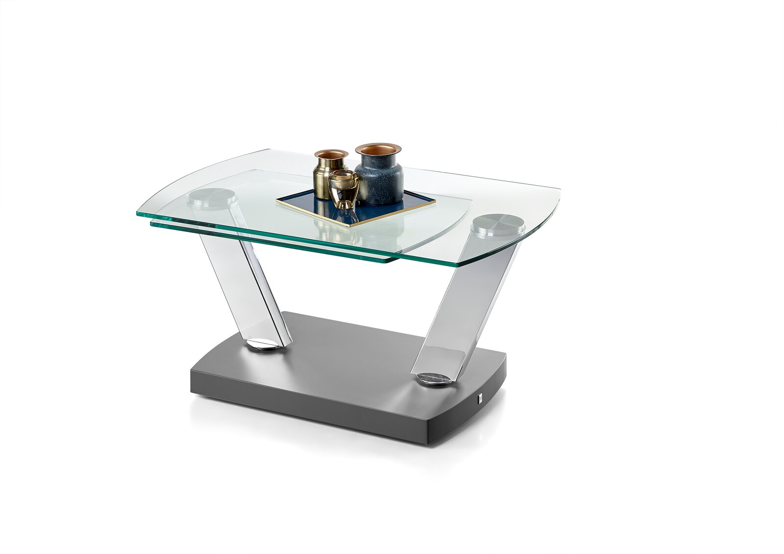 Moderner Couchtisch mit Glasplatte und schrägen Metallbeinen, seitliche Perspektive
