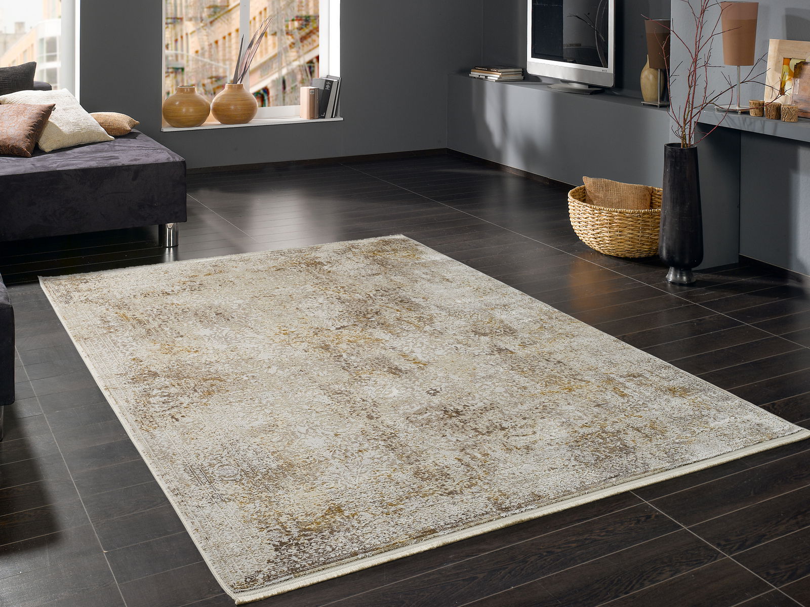 OCI Designer Teppich BESTSELLER Designer Teppich in einem modernen Wohnzimmer, aus der Perspektive von schräg oben fotografiert, auf dunklem Holzboden liegend.