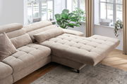 Beige Ecksofa mit verstellbaren Kopfstützen und einer Chaiselongue, fotografiert aus einer leicht erhöhten Perspektive in einem hellen Wohnzimmer mit großen Fenstern und Pflanzen.