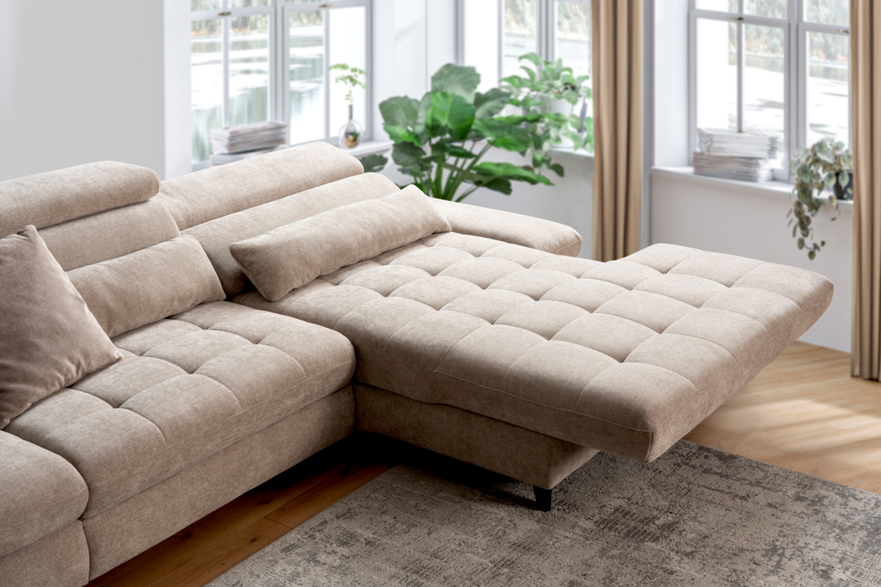 Beige Ecksofa mit verstellbaren Kopfstützen und einer Chaiselongue, fotografiert aus einer leicht erhöhten Perspektive in einem hellen Wohnzimmer mit großen Fenstern und Pflanzen.
