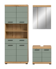 Frontansicht eines modernen Badmöbel-Sets in Eiche-Optik mit salbeigrünen Fronten und schwarzen Griffen: hoher Hochschrank mit offenem Regal sowie Unterschrank mit Aussparung für das Waschbecken und passender Spiegelschrank.