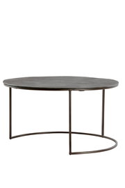 Runder Couchtisch mit dunkler Tischplatte und filigranem Metallgestell, seitliche Perspektive.