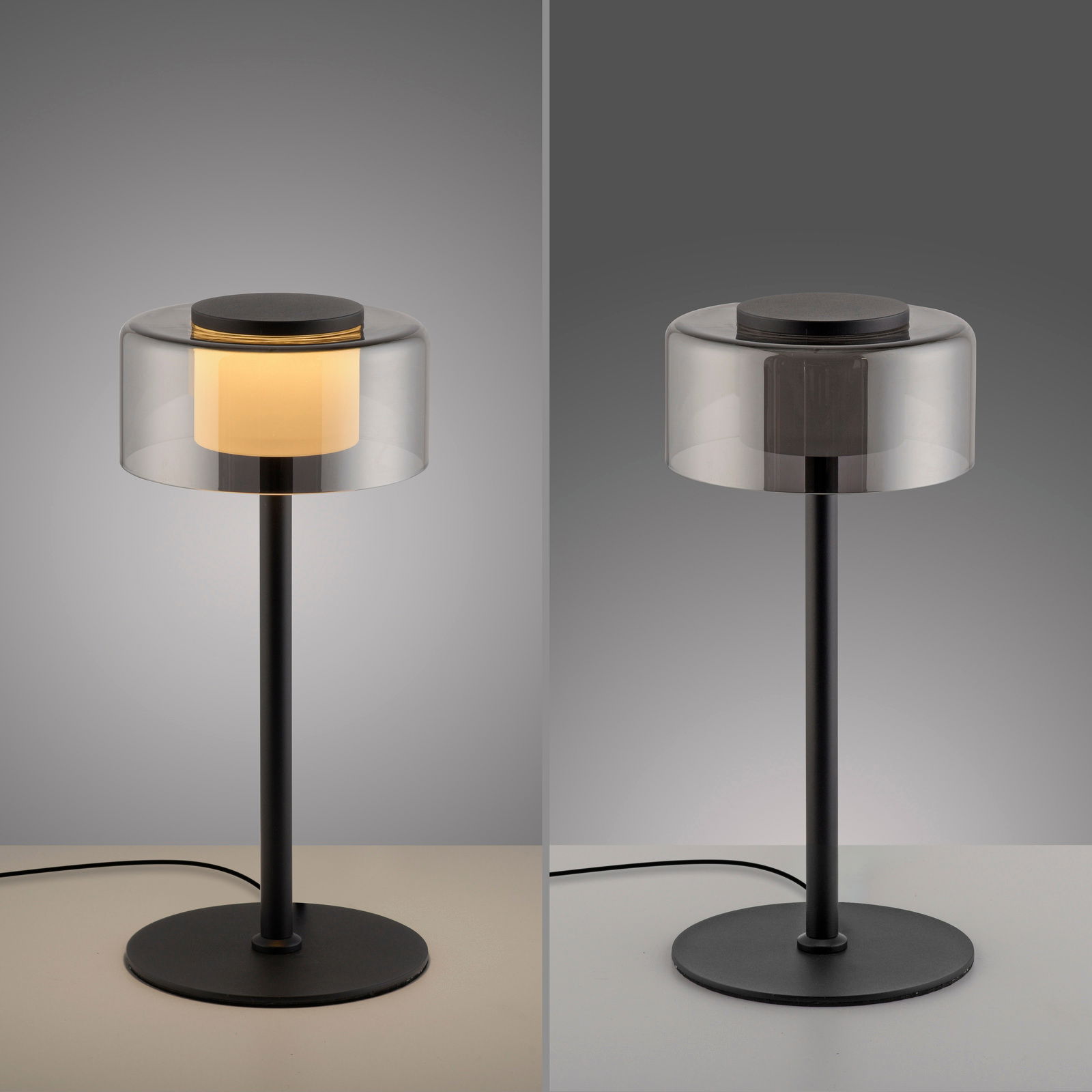 Moderne Tischleuchte RIKA mit zylindrischem Glaslampenschirm und schwarzem Metallfuß, seitliche Perspektive.