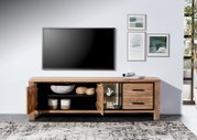 Vooraanzicht van een houten lowboard met open deuren, versierd met manden en keramiek, met daarboven een aan de muur bevestigde televisie.