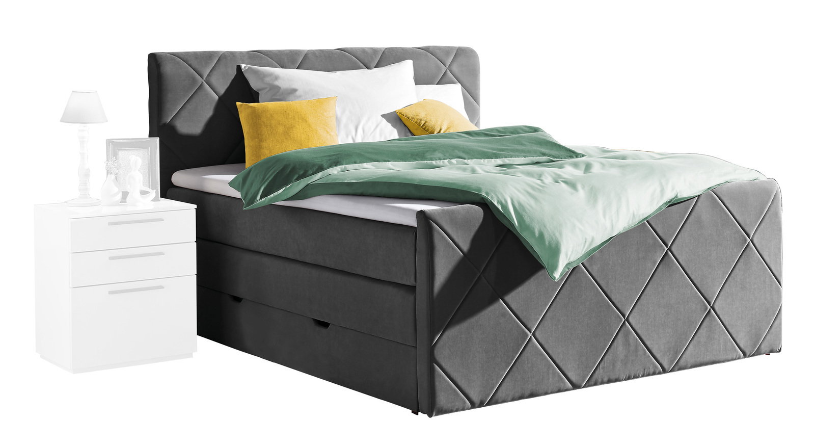 Graues Boxspringbett mit gestepptem Kopfteil und Fußteil, dekoriert mit gelben und grünen Kissen, seitliche Perspektive