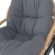 Nahaufnahme eines Gartensessels mit grauem, gepolstertem Sitzkissen und hellbraunem Rahmen.