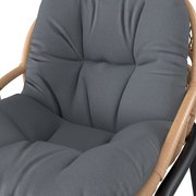 Nahaufnahme eines Gartensessels mit grauem, gepolstertem Sitzkissen und hellbraunem Rahmen.