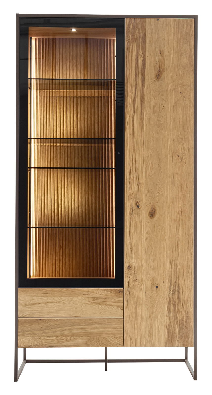 Vitrine aus Holz mit Glasfront und Beleuchtung, frontal betrachtet