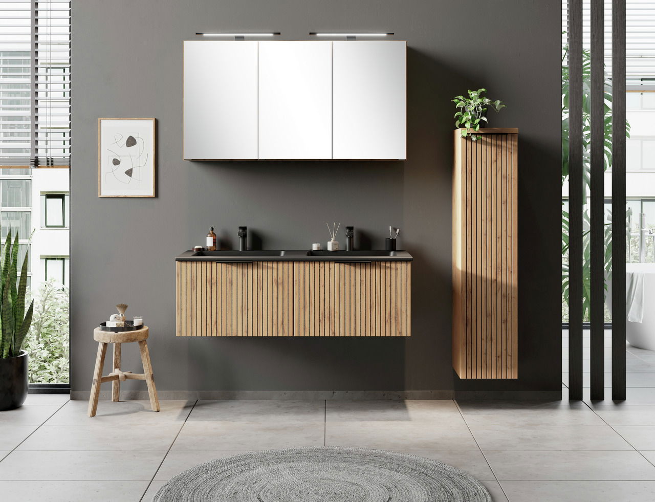 Moderner Spiegelschrank 120 cm in einem stilvollen Badezimmer, frontal betrachtet, mit Holzverkleidung und integrierter Beleuchtung.