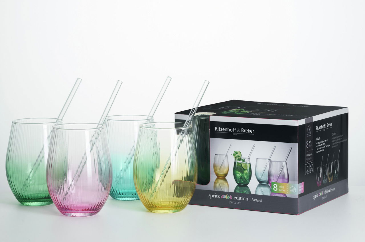 Farbiges Trinkglas-Set mit Strohhalmen, seitliche Perspektive, bestehend aus vier Gläsern in verschiedenen Farben neben der Verpackung.