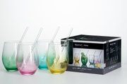 Farbiges Trinkglas-Set mit Strohhalmen, seitliche Perspektive, bestehend aus vier Gläsern in verschiedenen Farben neben der Verpackung.