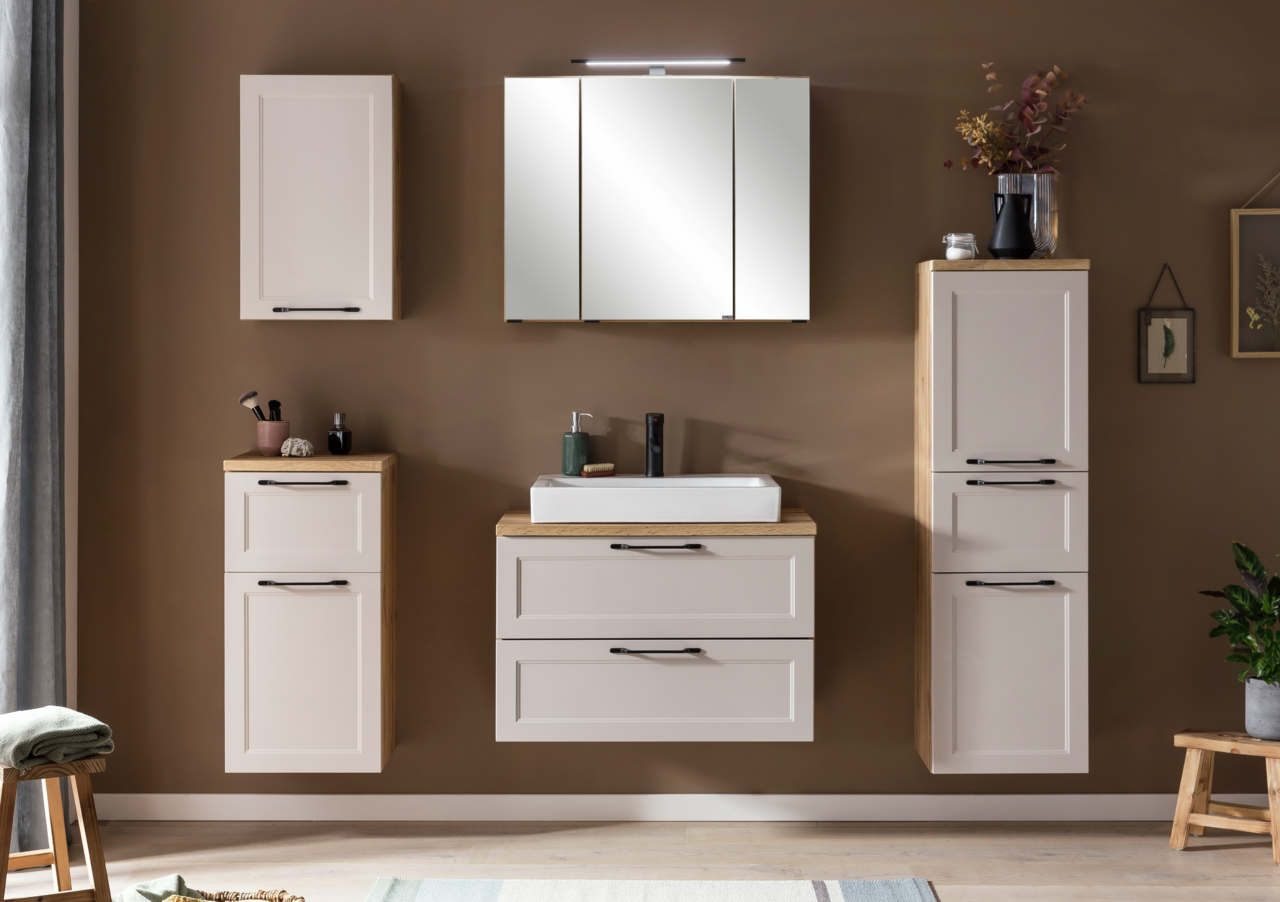 Moderner Midischrank in einem stilvollen Badezimmer, frontal betrachtet, mit eleganten weißen Fronten und Holzdetails.