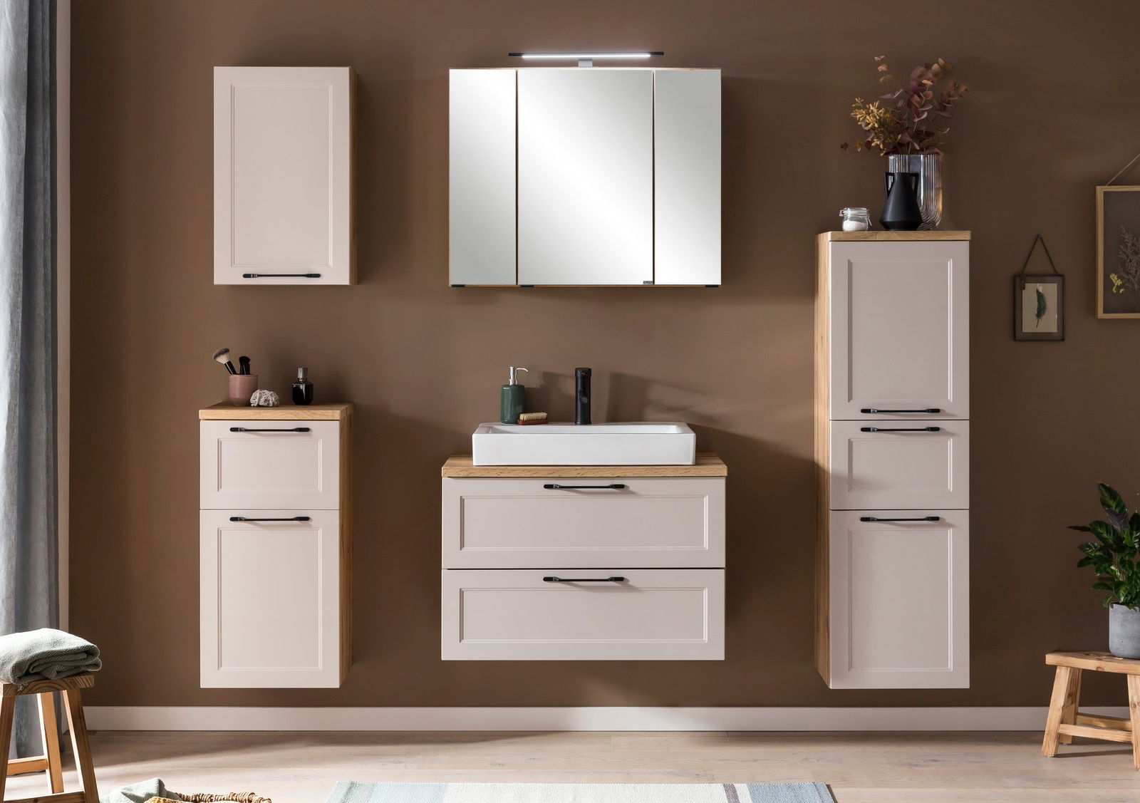 Moderner Midischrank in einem stilvollen Badezimmer, frontal betrachtet, mit eleganten weißen Fronten und Holzdetails.