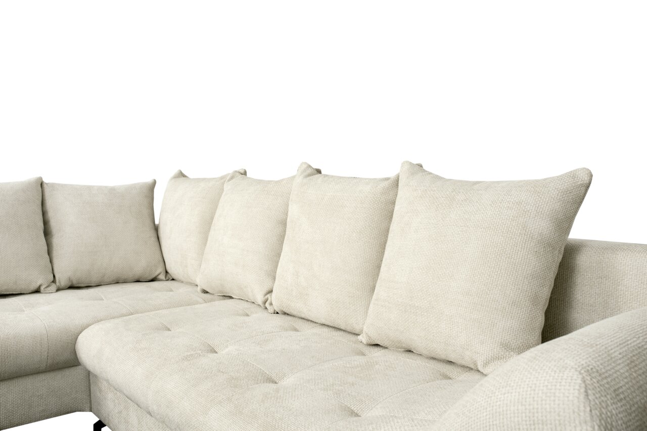 Beige Ecksofa mit fünf Kissen, Perspektive von schräg vorne.