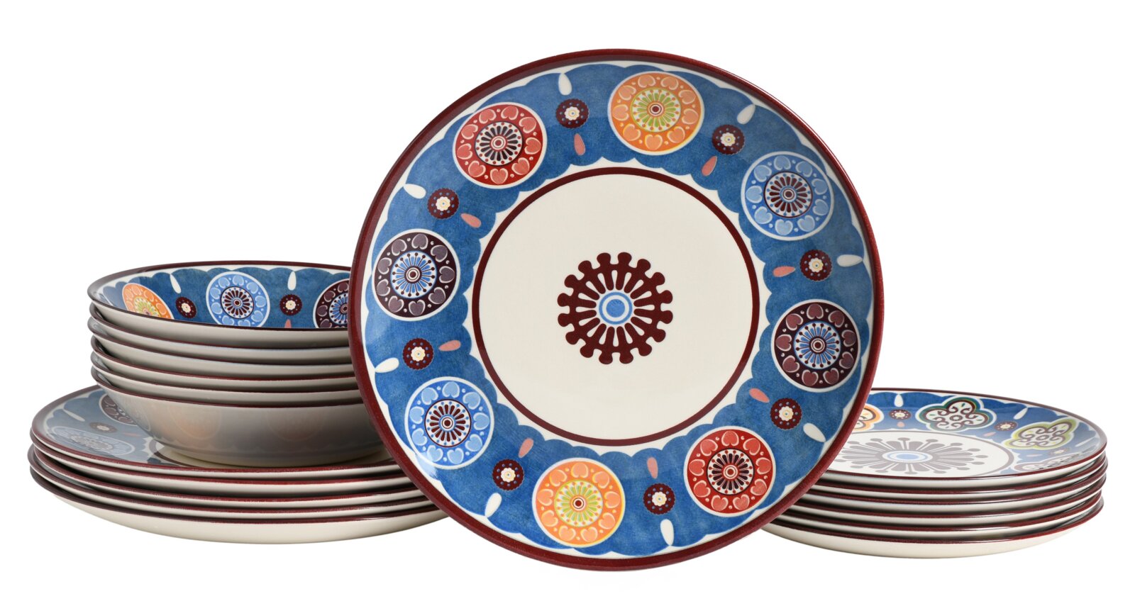 Buntes Keramik-Geschirrset mit Tellern und Schalen im mediterranen Muster in Blau, Rot und Orange, frontal in leichter Schrägansicht fotografiert