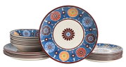 Buntes Keramik-Geschirrset mit Tellern und Schalen im mediterranen Muster in Blau, Rot und Orange, frontal in leichter Schrägansicht fotografiert