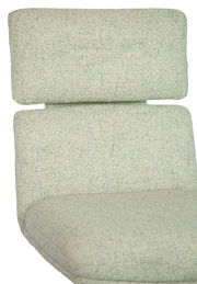 Nahaufnahme eines Stuhls mit hellgrauem Stoffbezug, Ansicht von vorne.