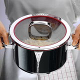 Topfset Fusiontec Black 3-tlg. aus der Vogelperspektive, mit kochendem Wasser und Nudeln, das durch den Deckel abgelassen wird.
