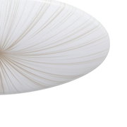 Nahaufnahme einer LED-Deckenleuchte mit strahlenförmigem Muster auf weißem Hintergrund.