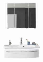 Moderne Badkombination mit Spiegelschrank und Waschbecken, Frontalansicht
