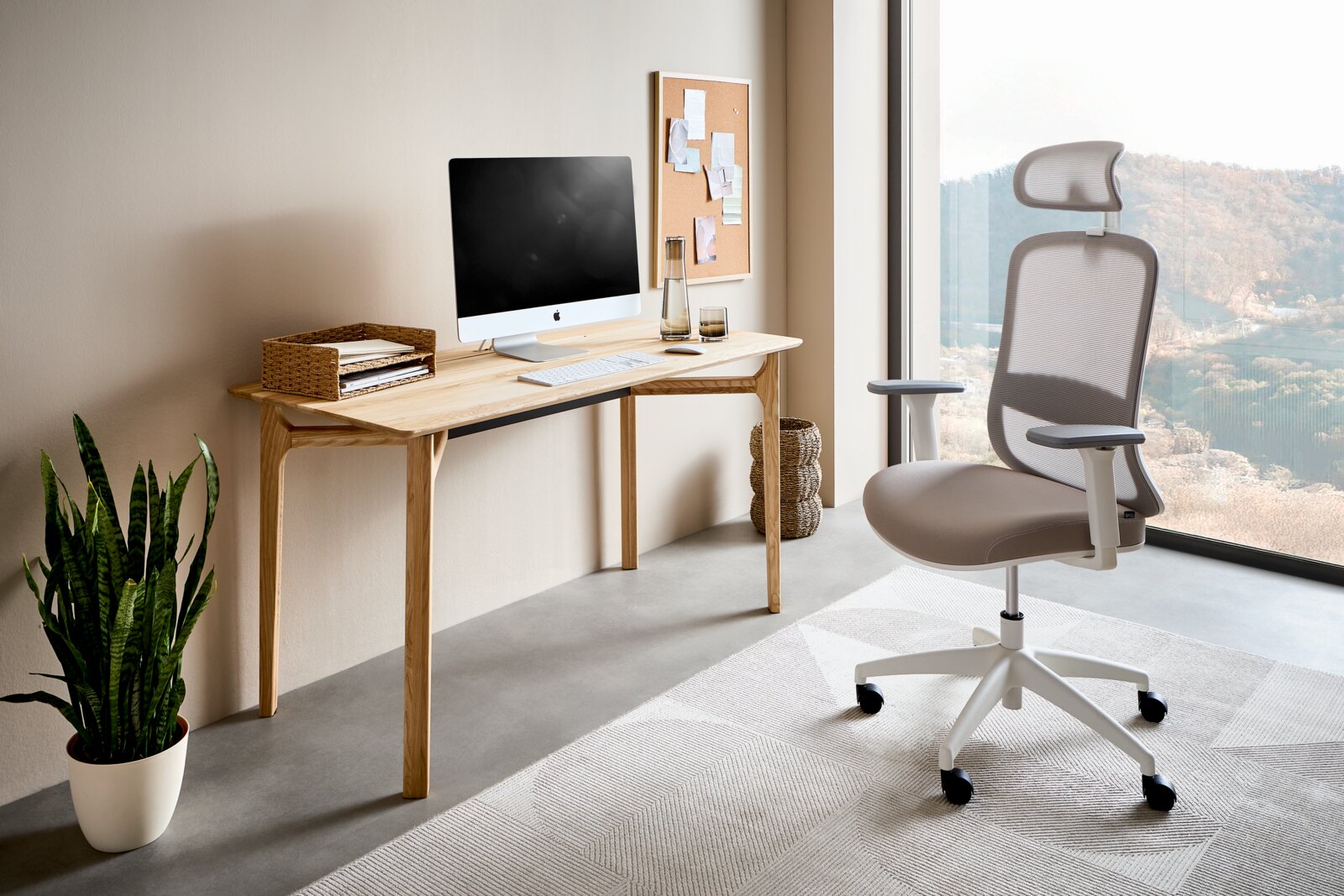 Moderner Schreibtisch aus Holz mit Computer, Pflanzen und Bürostuhl, seitliche Perspektive